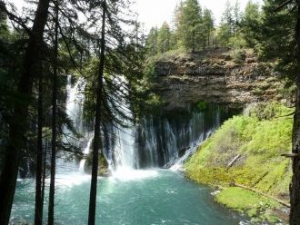 Водопад располагается в середине старого
