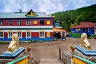 Окрестные сопки покрыты вековым хвойно-л