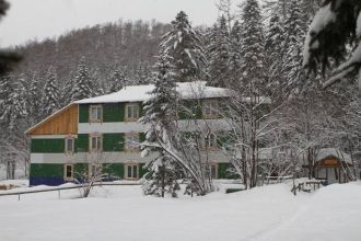 Курорт находится в 10 км от станции Тумн