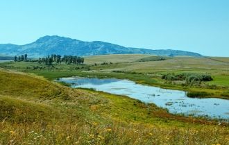 Северный склон горы более крутой по срав