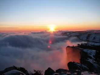 Вершина горы представляет собой плато, н