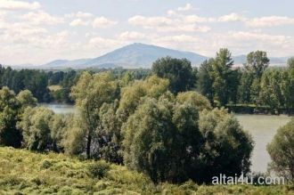 Еще одно предание гласит, что внутри гор