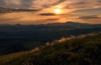 Склоны горы покрыты зарослями кустарнико