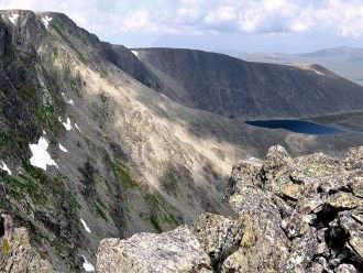 Начиная с высот 2000-2200 метров скудная