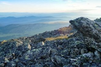 На востоке виден Сумультинский хребет, з