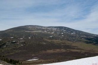 Лысая вершина горы, хорошо видна из Топу