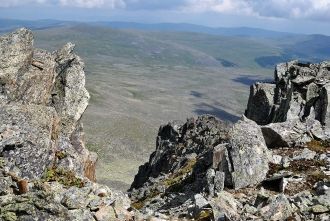 Практически весь восточный склон предста
