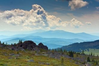 Утром вершину горы часто скрывают облака