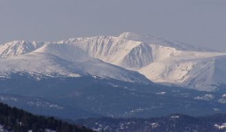 На дне этой котловины находятся нескольк