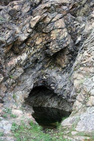 В одном месте над осыпью есть небольшой 