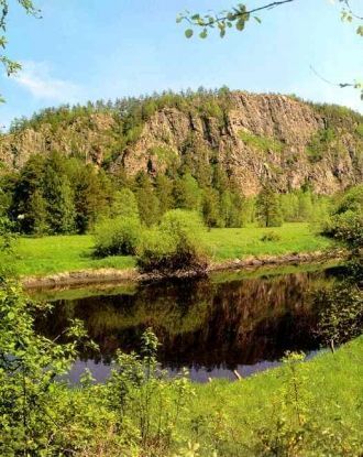 Возвышающаяся на правом берегу Тагила ск