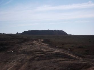 Небольшая гора Полковник на окраине горо