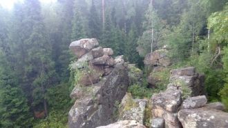 Скальные останцы сложены гранитами, порф