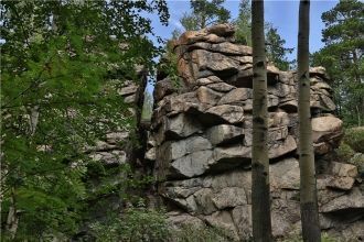 Местами камни имеют красноватый оттенок.