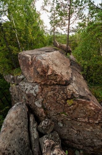 По вершине раскинулось множество скальны