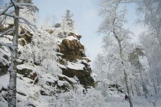 С некоторых из скальных останцев камня о