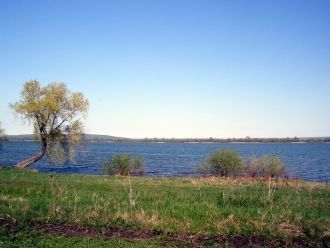 Длина озера 5 километров, ширина варьиру