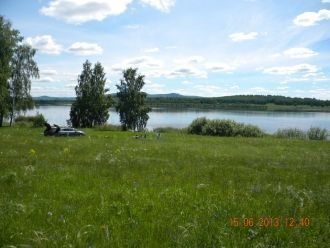 Котловина озера имеет форму неправильног