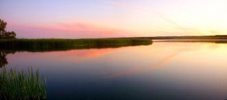 Берега озера сложены песками, глинами и 