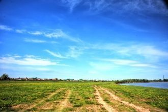 В летний период озеро незначительно 