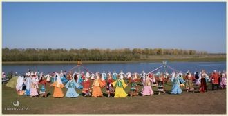 За озером расположен  курган-могильник п