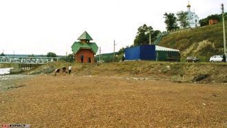 На выезде с территории расположен завод 