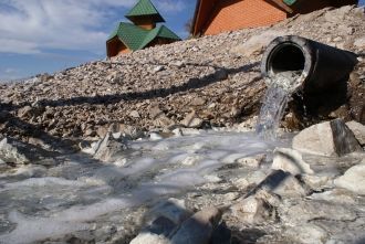 В верховье река Усолка пресная, зимой он