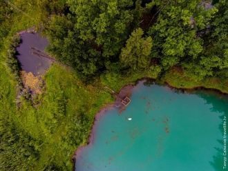 В воде родника растворено много минераль