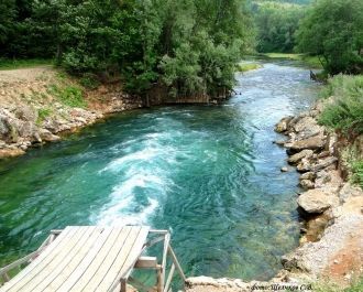 Чуть выше источника открывается живописн