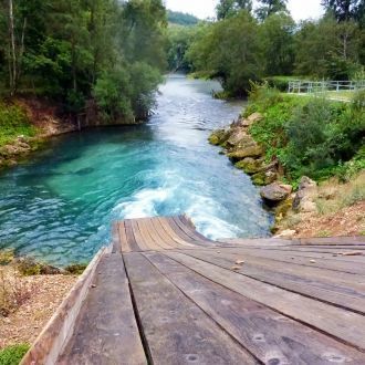 В воде большое количество извести. Учены