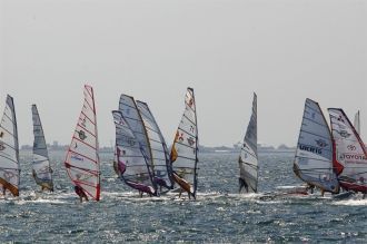 Берега озера Донузлав обрывистые, местам