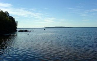 В плане озеро овальное, изобилует больши