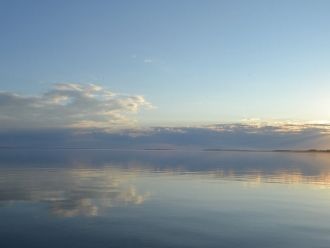 Кристально чистая вода озера вполне приг