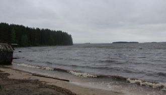 Окружающие озеро берега имеют небольшое 