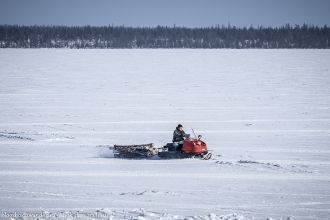 На западном берегу водоема расположен по