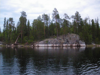 В окрестностях разбросаны живописные соп