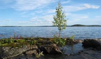 Вода в озере не успевает прогреваться, т