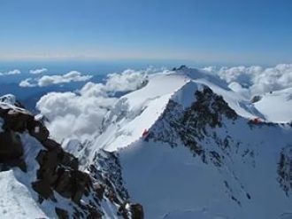 Вид с пика Дюфур на перемычку Grenzsatte