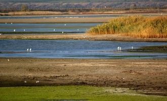 Местами глубина достигает 21 метра. Отде