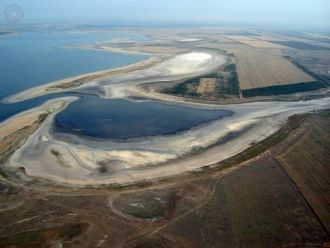 В настоящее время вода водоема теряет св