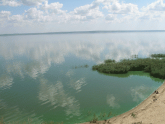 Длина озера становит 25 километров, шири