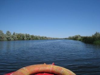 Верху на дамбе располагается трасса Рени
