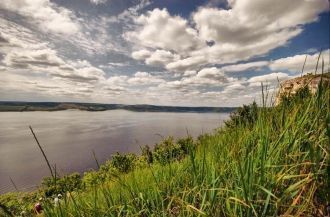 Средняя глубина озера составляет примерн