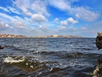 Берега его иногда равнинные, усыпанные л