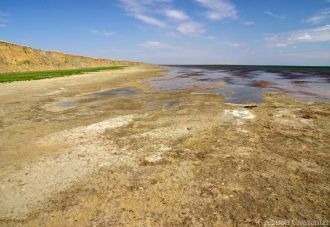 Постепенно снижается уровень воды в озер