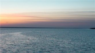 В десяти минутах ходьбы вдоль берега это