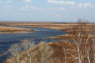 Геологи знают, что по середине озера про