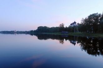 Будучи довольно-таки мелким, водоем отли