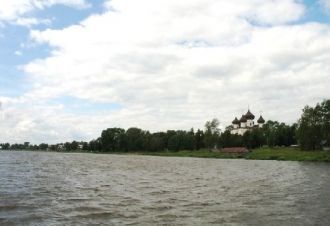 Восточные берега более высокие, сухие и 