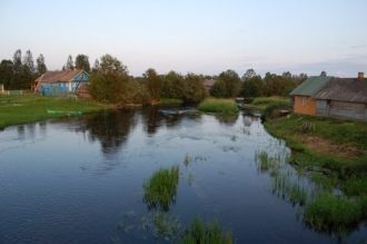 В основном берега водоема песчаные.